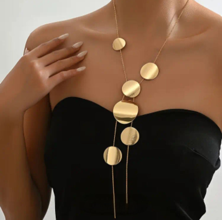 Beautiful mid-long necklace. Gold colour.