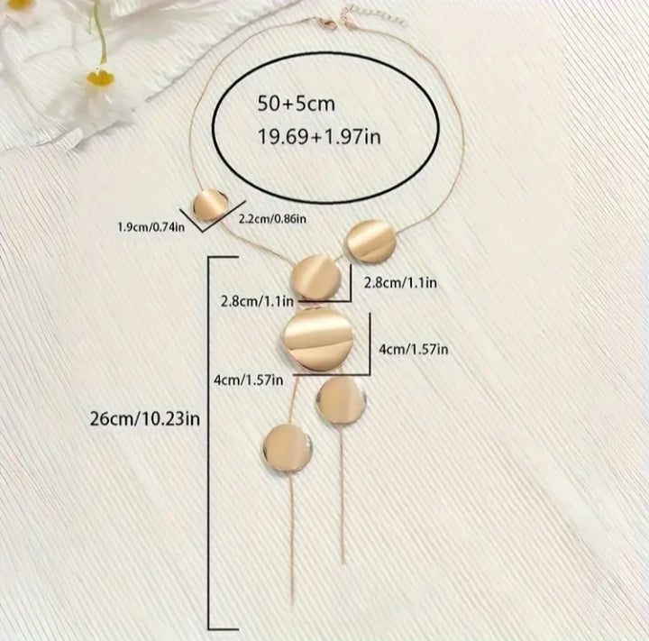 Beautiful mid-long necklace. Gold colour.