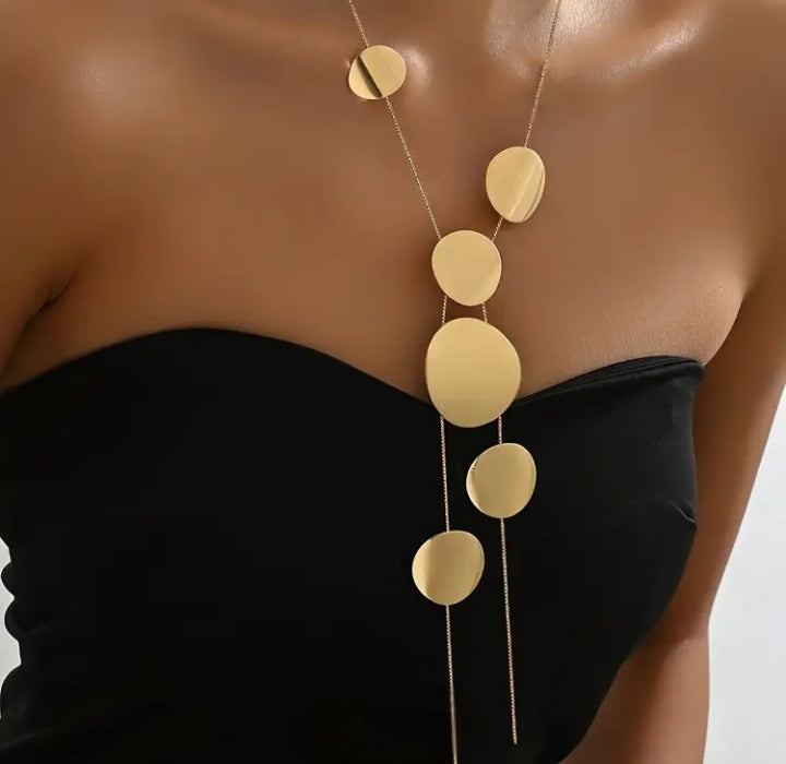 Beautiful mid-long necklace. Gold colour.