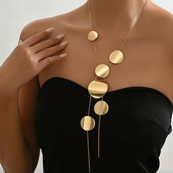 Beautiful mid-long necklace. Gold colour.