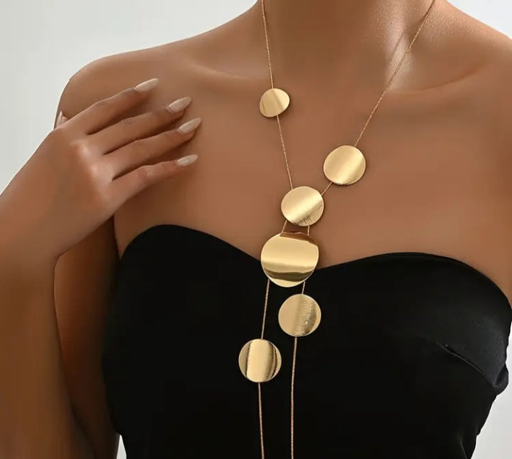 Beautiful mid-long necklace. Gold colour.